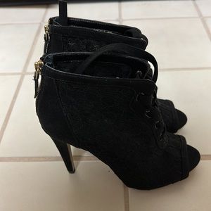 Women’s Nine West Enetta Lace Peep-Toe Size 7.5